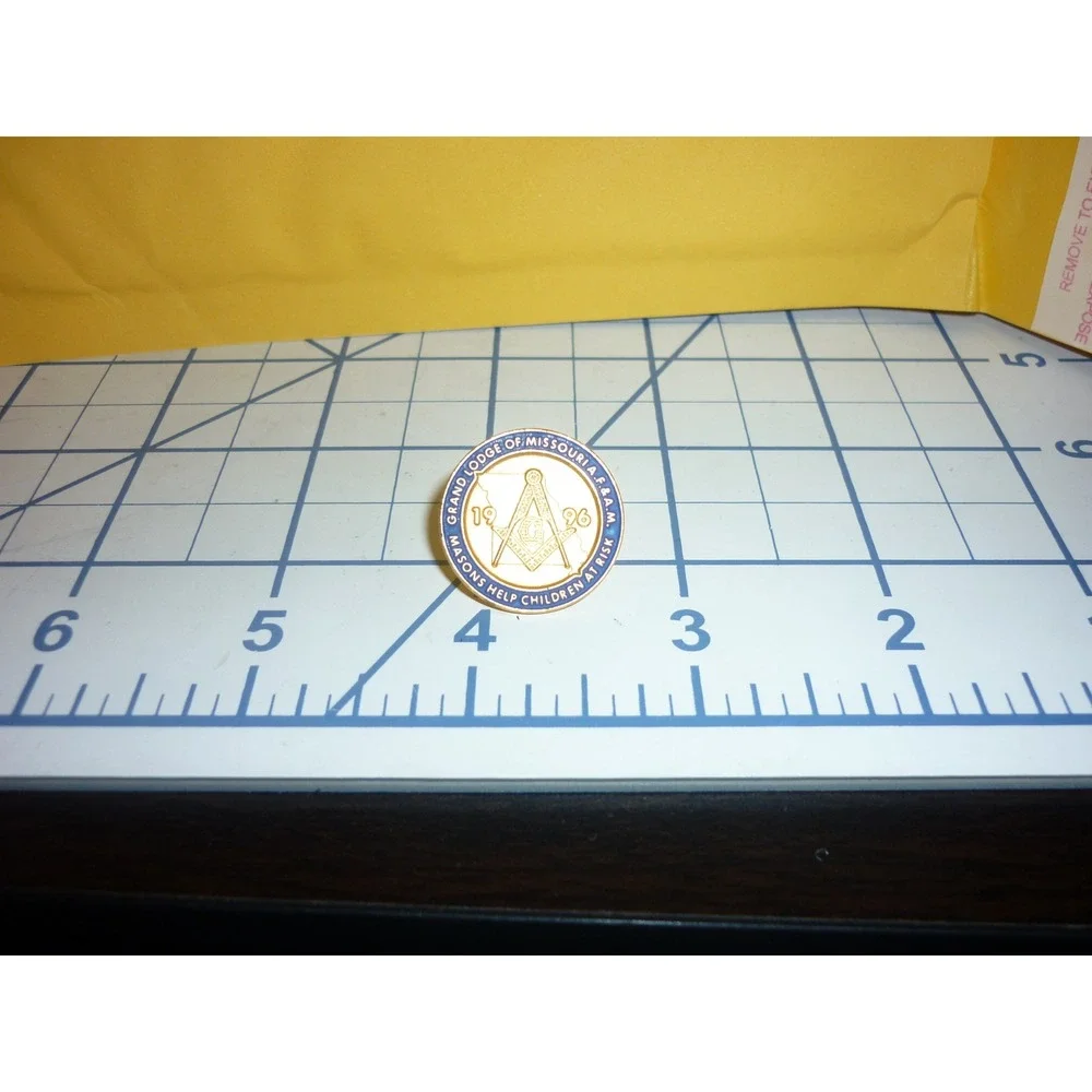 1996 Grand Lodge of Missouri‎ AF&AM Masonic Pin - Masons Help Children At Risk